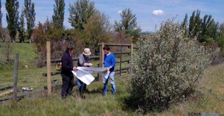 El concejal Javier Antón, (izda.) con técnicos municipales revisando el vallado.