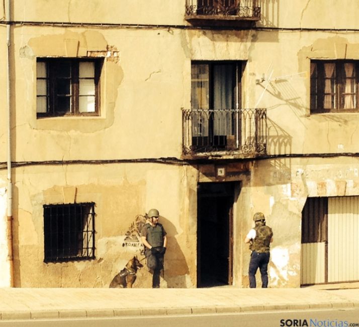Los agentes, en la puerta del domicilio del atrincherado en Arcos