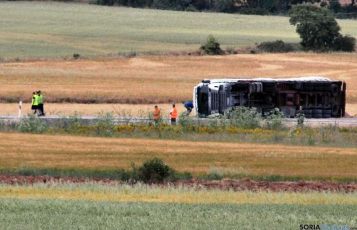 El camión accidentado pasado el mediodía.