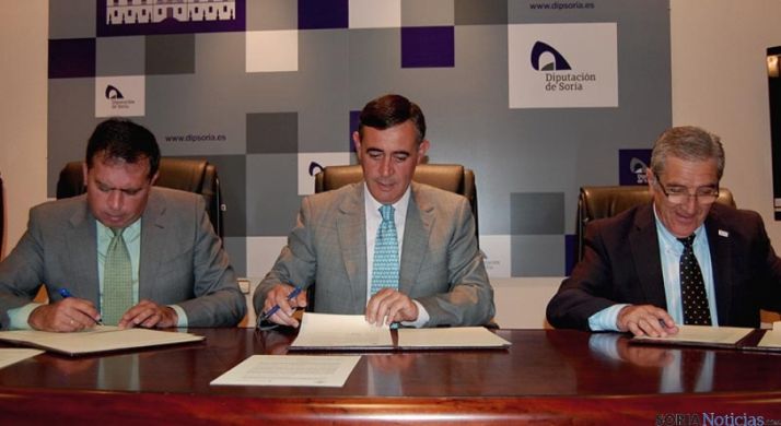 Barrio, (izda.), Pardo y Ligero, en rubrican uno de los convenios.