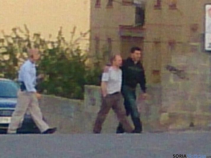 Momento en el que el atrincherado sale con la Guardia Civil