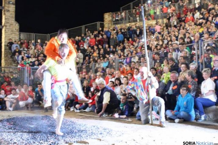 Paso del fuego en San Pedro Manrique
