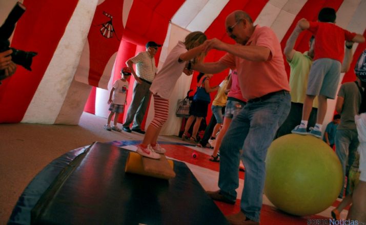 Los niños, artistas circenses en la Dehesa. / SN