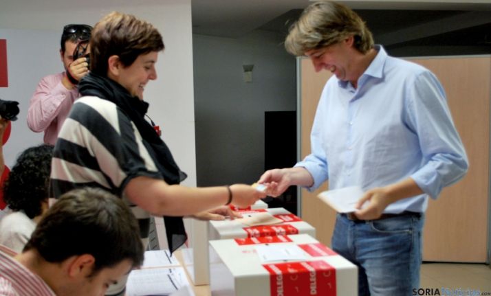 El secretario provincial de los socialistas sorianos, Carlos Martínez Mínguez, ejerciendo su voto este domingo. / SN