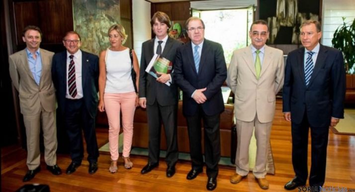 Herrera recibe a los representantes de la Universidad del Deporte