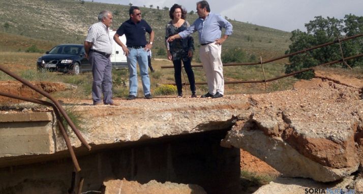 Casado (dcha.) y la subdelegada en el puente siniestrado. / Subdelg.