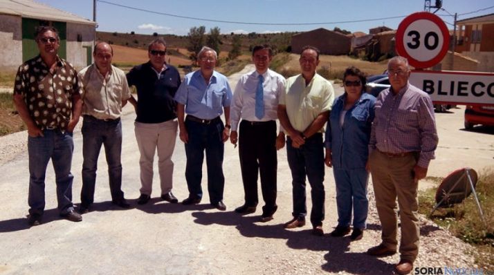 Pardo (cuarto dcha.) en Bliecos con diputados y concejales. / Dip