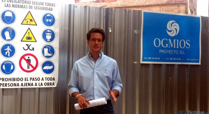 El concejal Tomás Cabezón tras la valla del solar anexo a Bernardo Robles. 