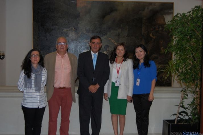 Representantes de Cruz y Luna Roja con Pardo