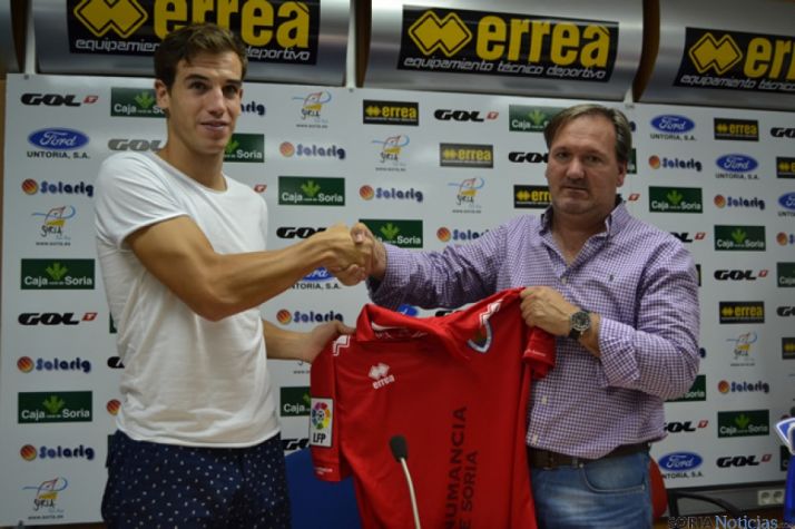 Íñigo Pérez en su presentación con el Numancia: la decisión de venir ha sido mía