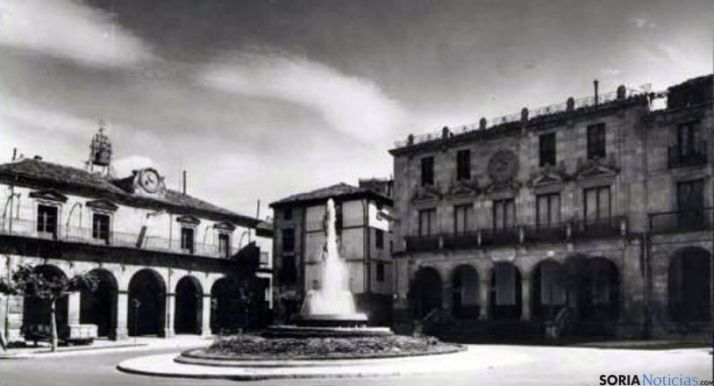 Otra imagen de la fuente frente al consistorio. / todocoleccion.net