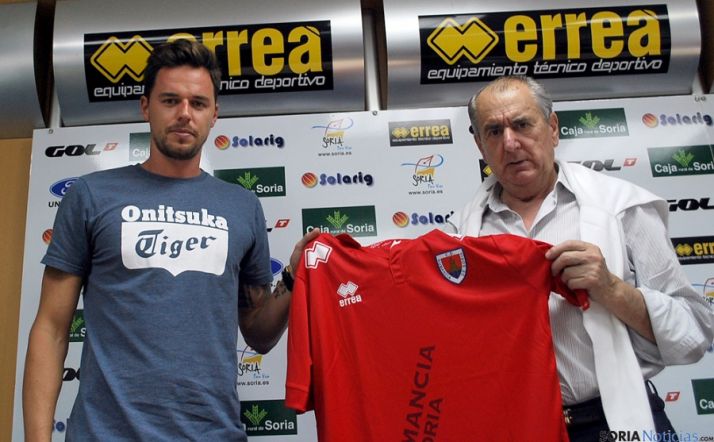 Jerry con Jiménez en su presentación hoy. / SN