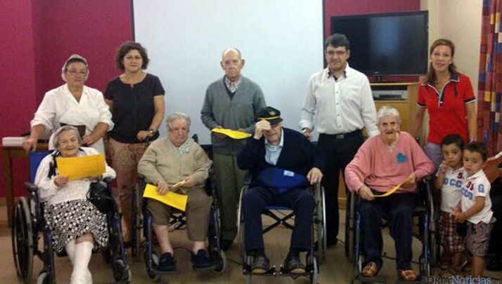 Residentes fundadores con responsables del centro. / SN