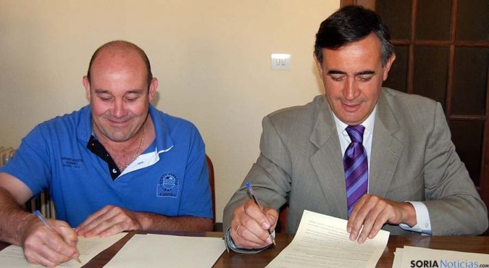 Millán (izda.) y Pardo firma el convenio. / Dip