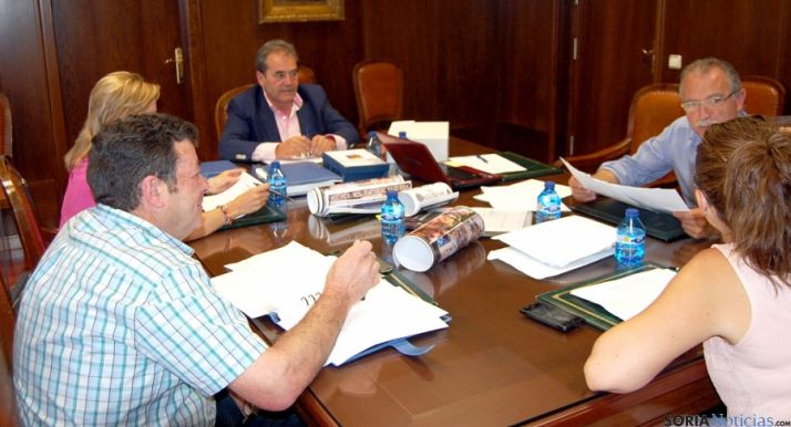 Miembros del jurado calificador durante las deliberaciones para otorgar el galardón. / Dip