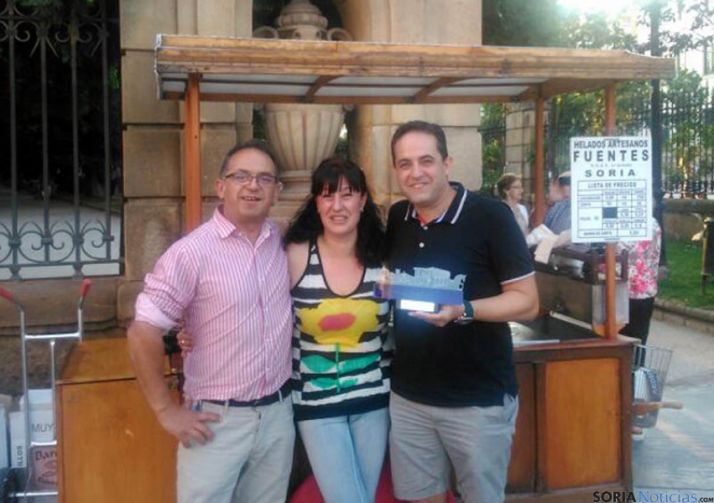 Mamuel Hernández (dcha.), con su placa de agradecimiento. / SN