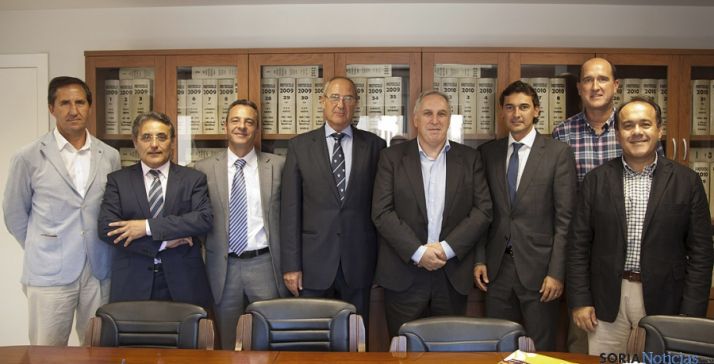 Representantes de las dos firmas, en las dependencias notariales tras la firma. 