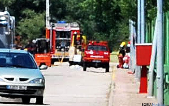 Los bomberos, ayer, en la planta garreña.
