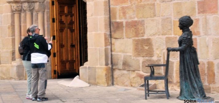 Dos turistas en la plaza Mayor a comienzos de julio. / SN