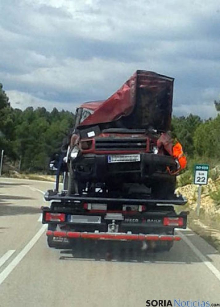 La grúa transporta el todoterreno. / SN