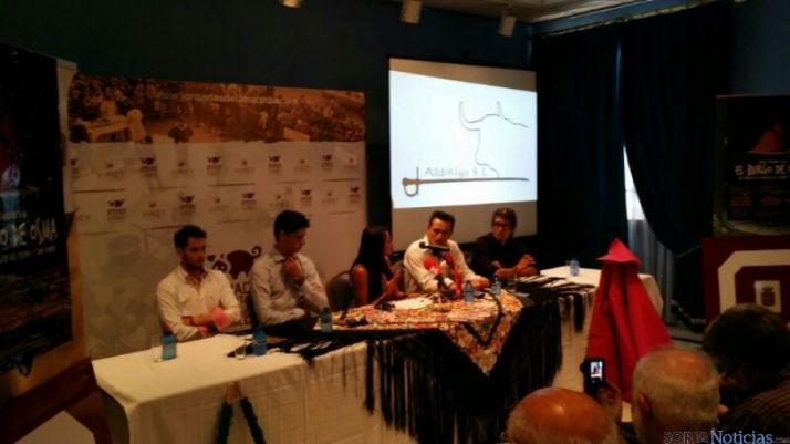 Momento de la presentación de los carteles