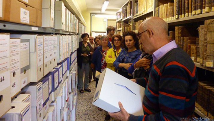 Palacios explica su labor en el Archivo Parroquial.