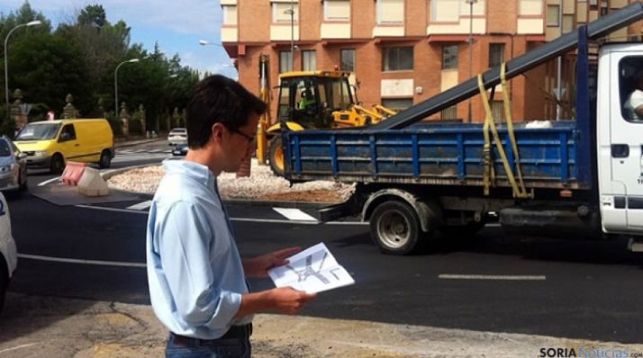 El concejal popular Tomás Cabezón en la nueva rotonda.