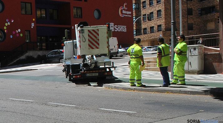 Operarios en el carril bici este verano. / SN