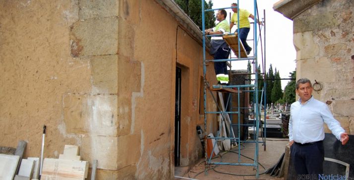 El concejal de Servicios Locales, Javier Antón, en las labores del cementerio. / SN