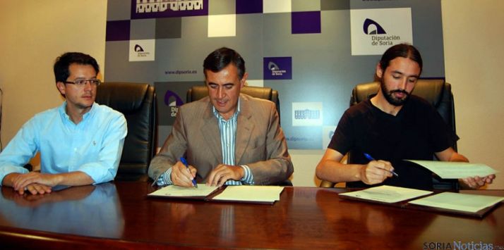 Cabezón, (izda.), Pardo y Hernández en la firma del convenio. / Dip.