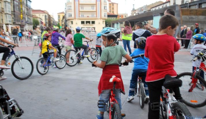 Niños este lunes en Mariano Granados. / SN