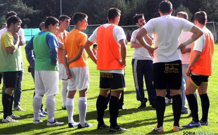 Los jugadores, tras la decisión arbitral. / SN