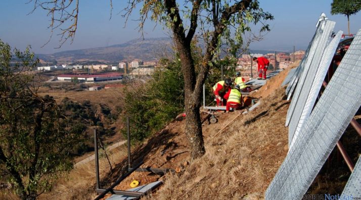 Operarios en las obras de la pasarela. / Ayto.
