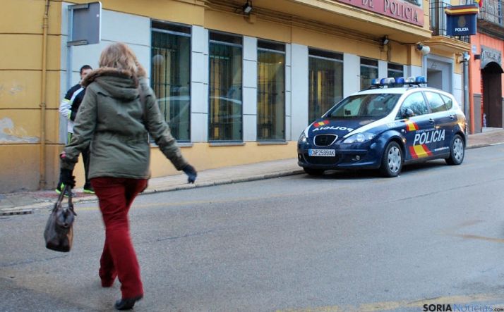 Un coche patrulla frente a la comisaría. / SN