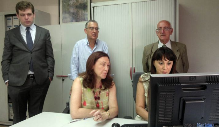 Heredia, en el centro, en su visita a la Tesorería de la SS. / Subdelg.