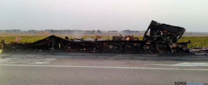 El remolque, completamente calcinado. / SN