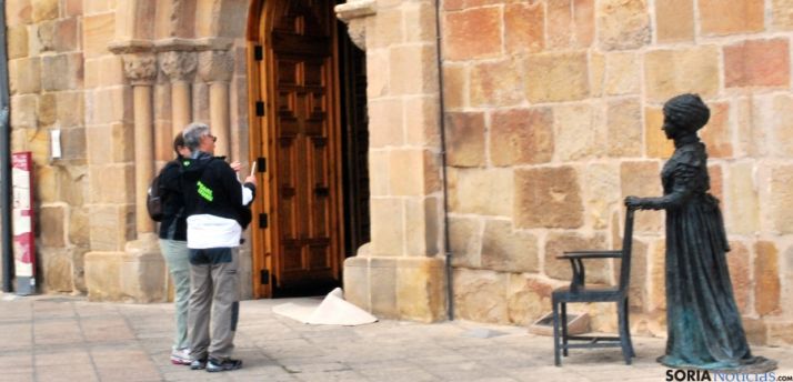 Dos turistas frente a la iglesia de La Mayor y a la estatua de Leonor. / SN