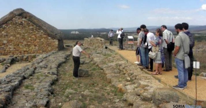 El profesor Alfredo Jimeno (izda.) con miembros de la UISPP en el yacimiento. / SN