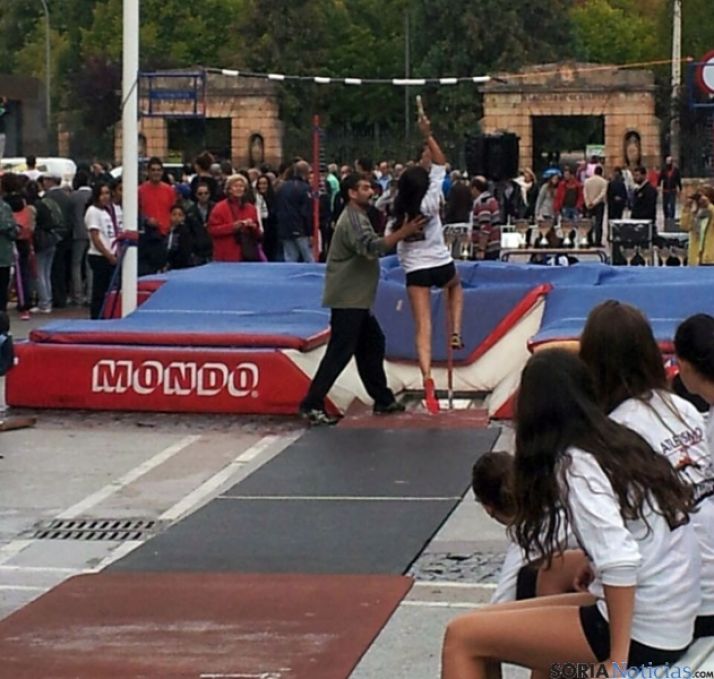 Exhibición de salto de con pértiga