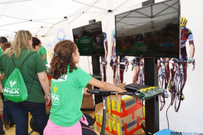 Los chavales pudieron disfrutar de la bici virtual 