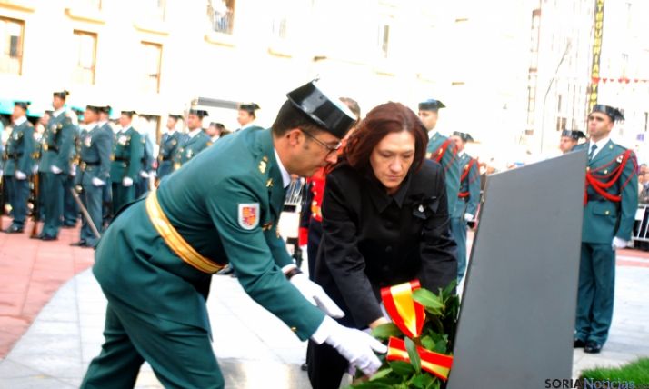 María José Heredia, colocando este domingo una corona de laurel a los caídos. / SN
