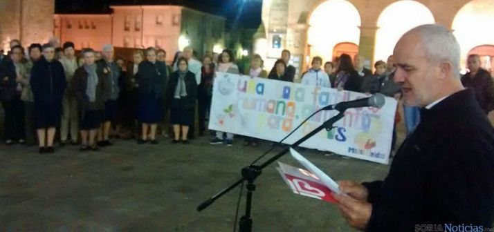 Emilio Almajano da lectura al Manifiesto contra la Pobreza en la plaza Mayor. / SN