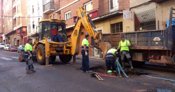 Empleados de la Empresa Mixta en las labores de reparación.  / SN