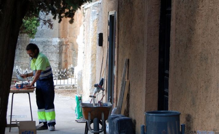 Un empleado municipal trabajando en el cementerio. / Ayto.