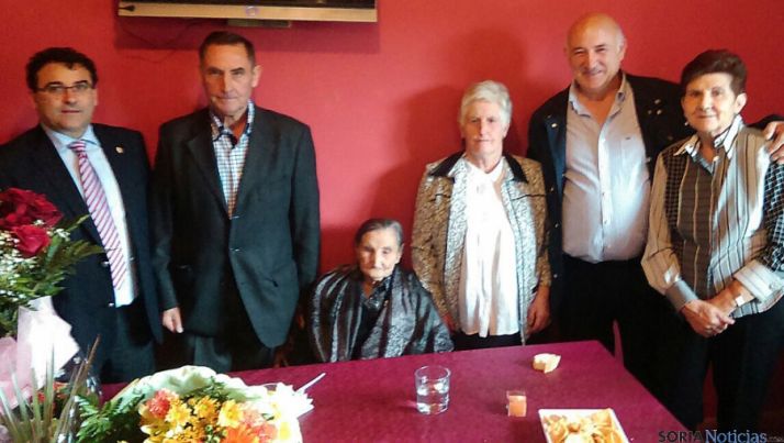 La centenaria, en el centro. / Dip.