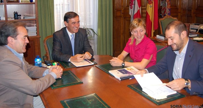 Encuentro de trabajo entre la Diputación y ASOHTUR. / Dip.