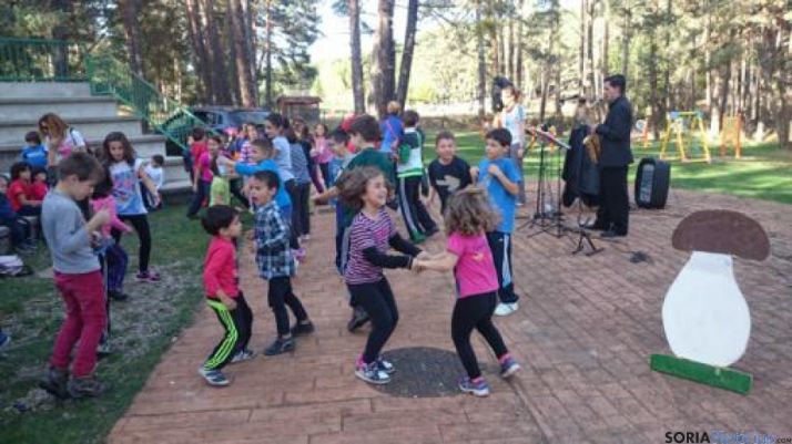 Los escolares del CRA Pinar Grande llenan las cestas de setas en la jornada micológica
