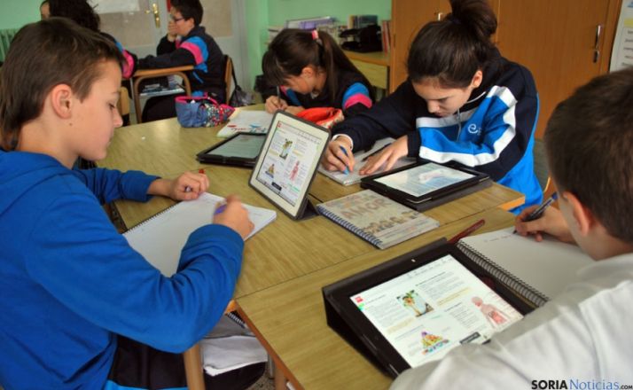Alumnos de Escolapias con su iPad. / SN