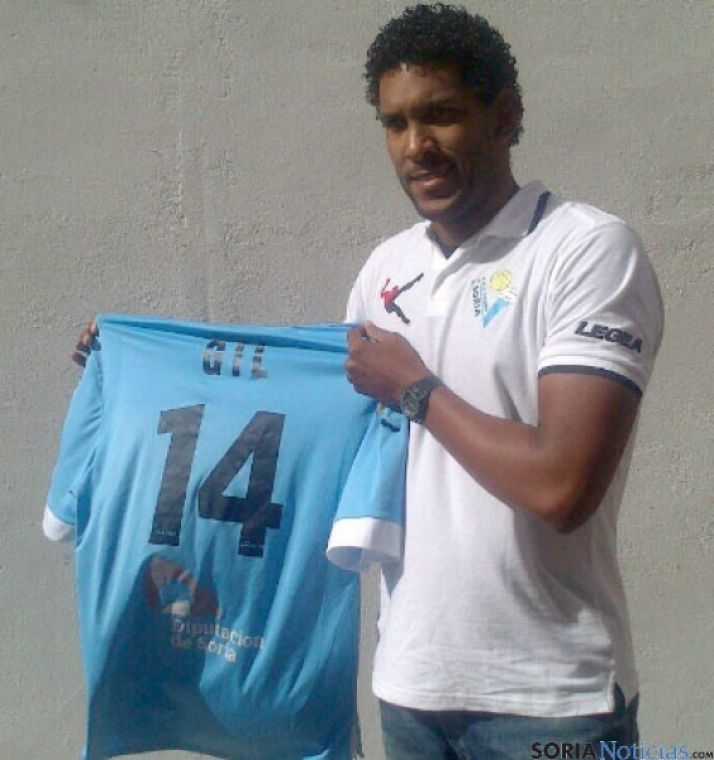 Ariel Gil, con su nueva camiseta. / RDSJ