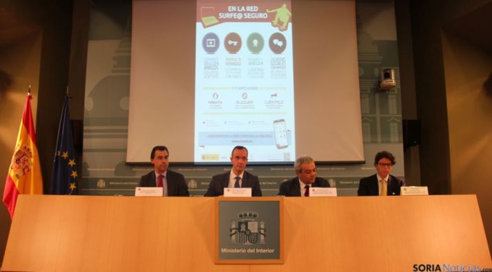 Responsables de Interior e Industria en la firma del convenio. 